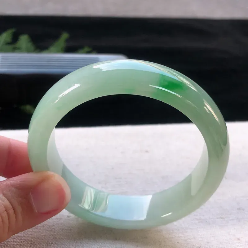 【天然翡翠正圈玉手镯,水润飘阳绿,玉质润,品相好,优雅瞩目,尺寸圈口 55.5/14.4/7.8 ,】图4