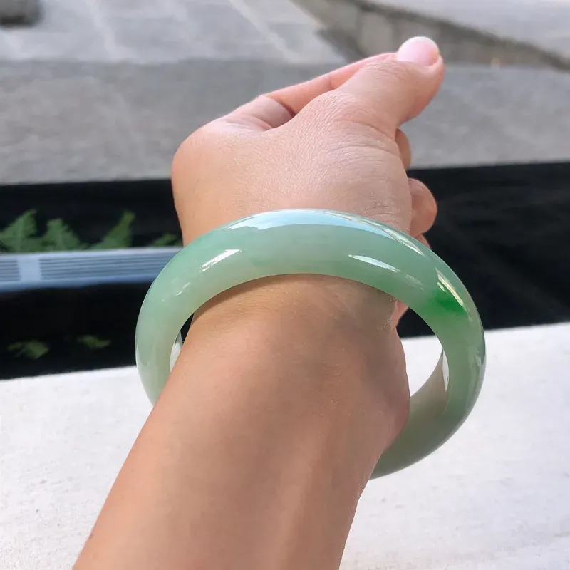 【天然翡翠正圈玉手镯,水润飘阳绿,玉质润,品相好,优雅瞩目,尺寸圈口 55.5/14.4/7.8 ,】图6