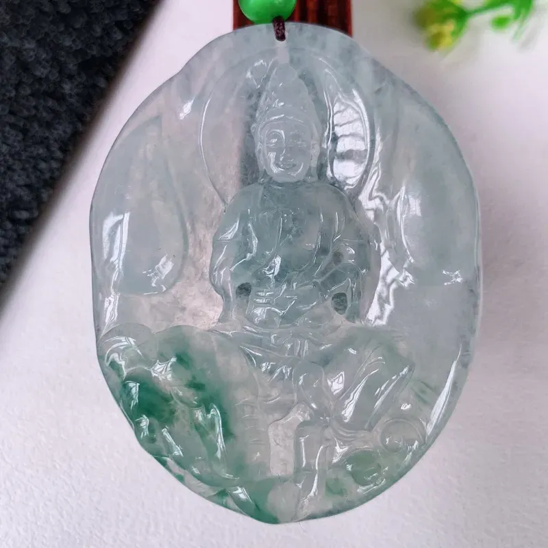 冰润精雕飘花普贤观音菩萨吊坠 精雕普贤菩萨，五官端正威严，刻画精细，坐骑大象憨厚可爱，强壮有力，是生肖属龙  属蛇的守护神  保佑平安无事，心想事成  （顶珠为饰珠）W36  尺寸：49-38.5-6.2mm#*
