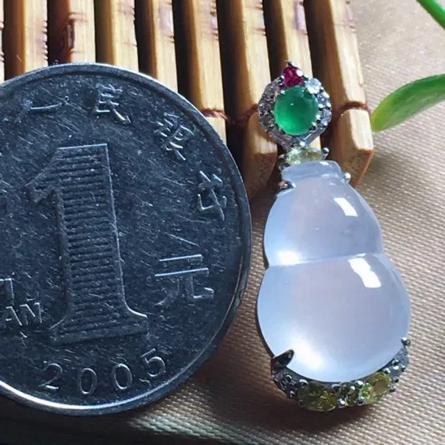 【值得推荐】好漂亮的老种木那冰葫芦项坠，招财聚财，平安吉祥，绿旦面搭配，18K金伴钻镶嵌，尺寸26.1*11.2*6.8mm，简约美耐看，非常大气，送礼或自留佳选，值得拥有．