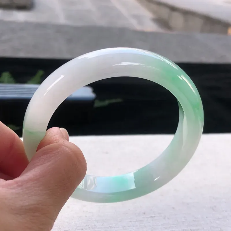 【天然翡翠正圈玉手镯,水润飘绿,玉质润,品相好,优雅瞩目,尺寸圈口58.2/12.5/8.6 ,纹】图4