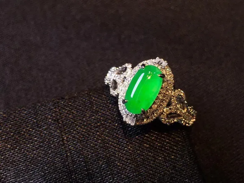 冰种阳绿翡翠戒指
颜色鲜明 明艳青翠起光 冰透水润 种色兼备