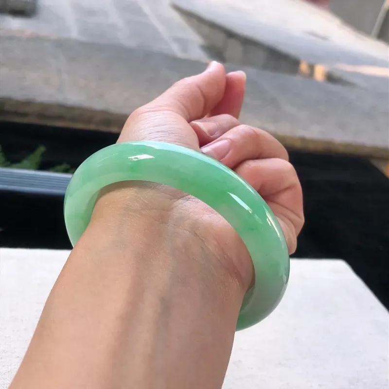 【天然翡翠正圈玉手镯,水润满色,玉质润,品相好,优雅瞩目,尺寸圈口57.5/12/8.9 ,】图5