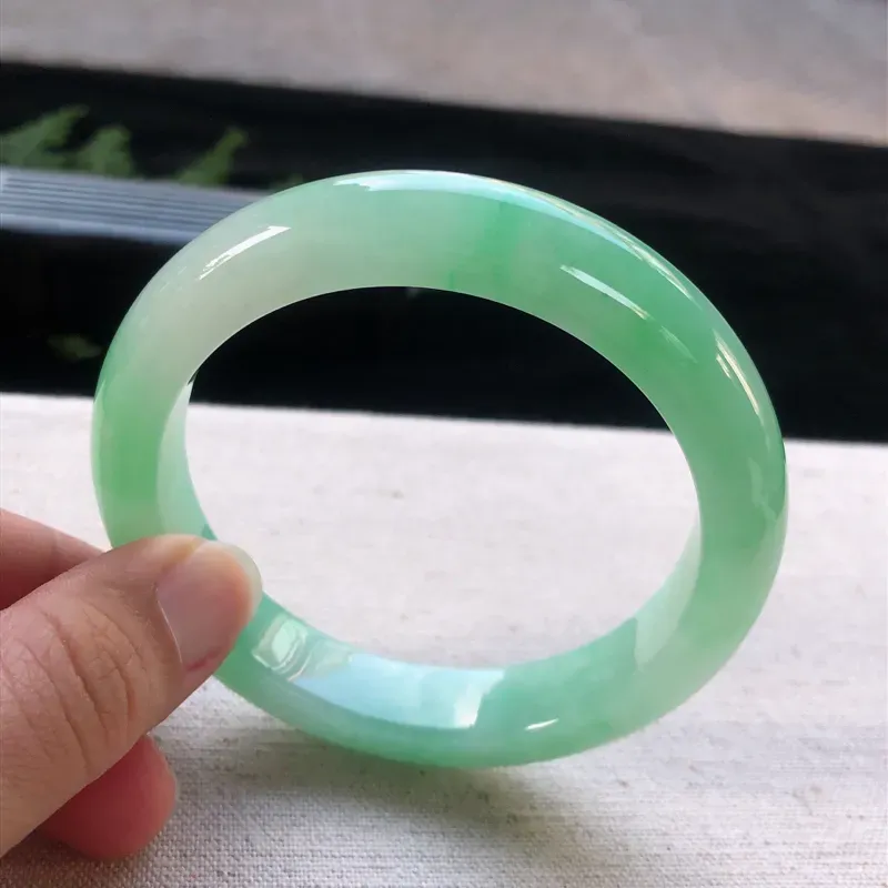 【天然翡翠正圈玉手镯,水润满色,玉质润,品相好,优雅瞩目,尺寸圈口57.5/12/8.9 ,】图6