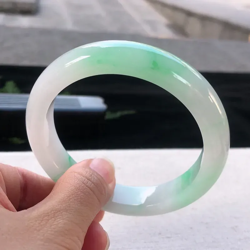 【天然翡翠正圈玉手镯,水润飘绿,玉质润,品相好,优雅瞩目,尺寸圈口58.2/12.5/8.6 ,纹】图2