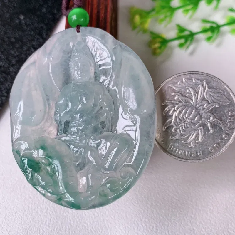 冰润精雕飘花普贤观音菩萨吊坠 精雕普贤菩萨，五官端正威严，刻画精细，坐骑大象憨厚可爱，强壮有力，是生肖属龙  属蛇的守护神  保佑平安无事，心想事成  （顶珠为饰珠）W36  尺寸：49-38.5-6.2mm#*
