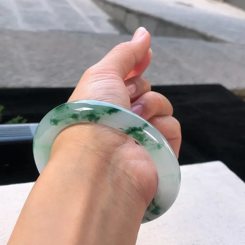 【圆条54-55 ,天然翡翠玉手镯,水润飘花,玉质润,品相好,优雅瞩目,尺寸圈口54.5/9.8/10 ,纹】图2