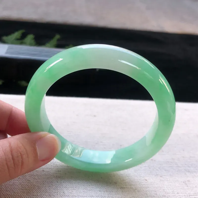 【天然翡翠正圈玉手镯,水润满色,玉质润,品相好,优雅瞩目,尺寸圈口57.5/12/8.9 ,】图7