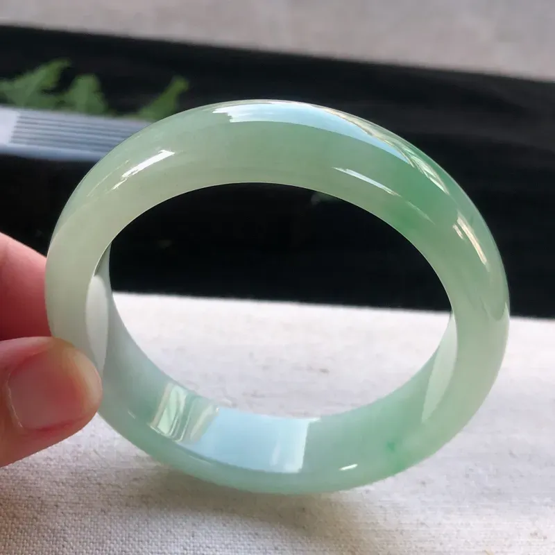 【天然翡翠正圈玉手镯,水润飘阳绿,玉质润,品相好,优雅瞩目,尺寸圈口 55.5/14.4/7.8 ,】图5