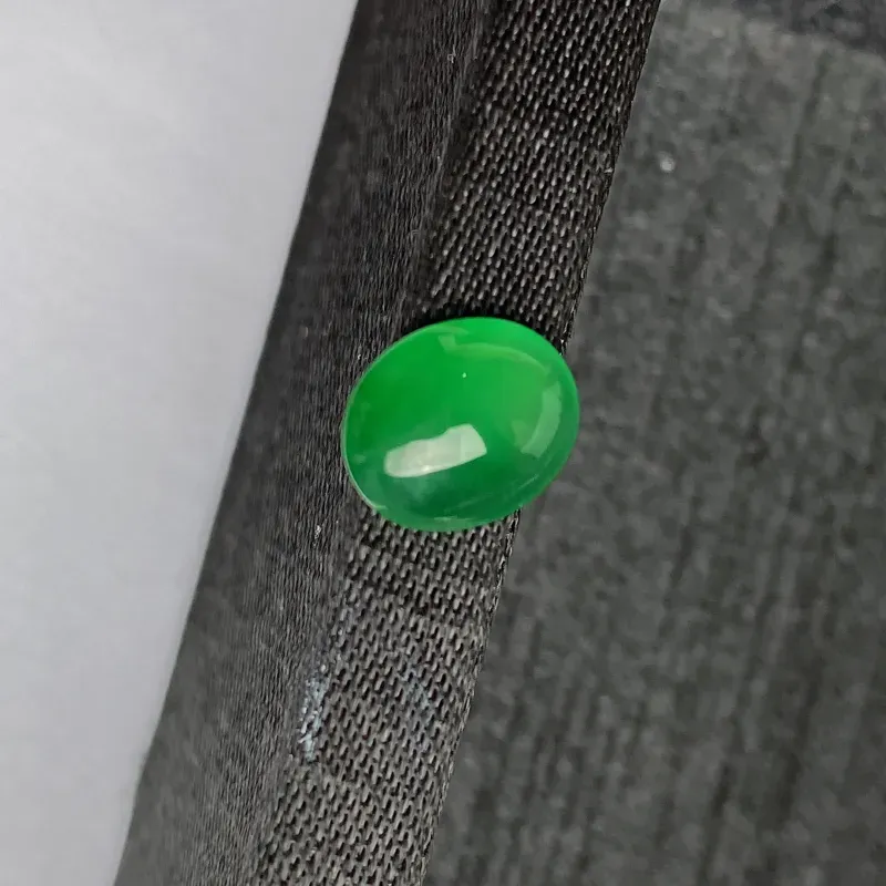 A货翡翠-种好阳绿蛋面镶嵌件，尺寸-9.3*7.6*3.5mm
