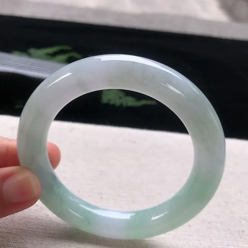 【正圈56-57 ,天然翡翠正圈玉手镯,春带彩水润,玉质润,品相好,优雅瞩目,尺寸圈口 56.1/11.2】图2