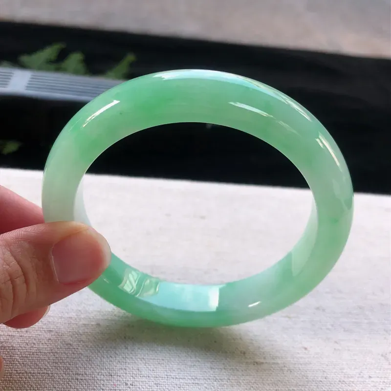【天然翡翠正圈玉手镯,水润满色,玉质润,品相好,优雅瞩目,尺寸圈口57.5/12/8.9 ,】图2