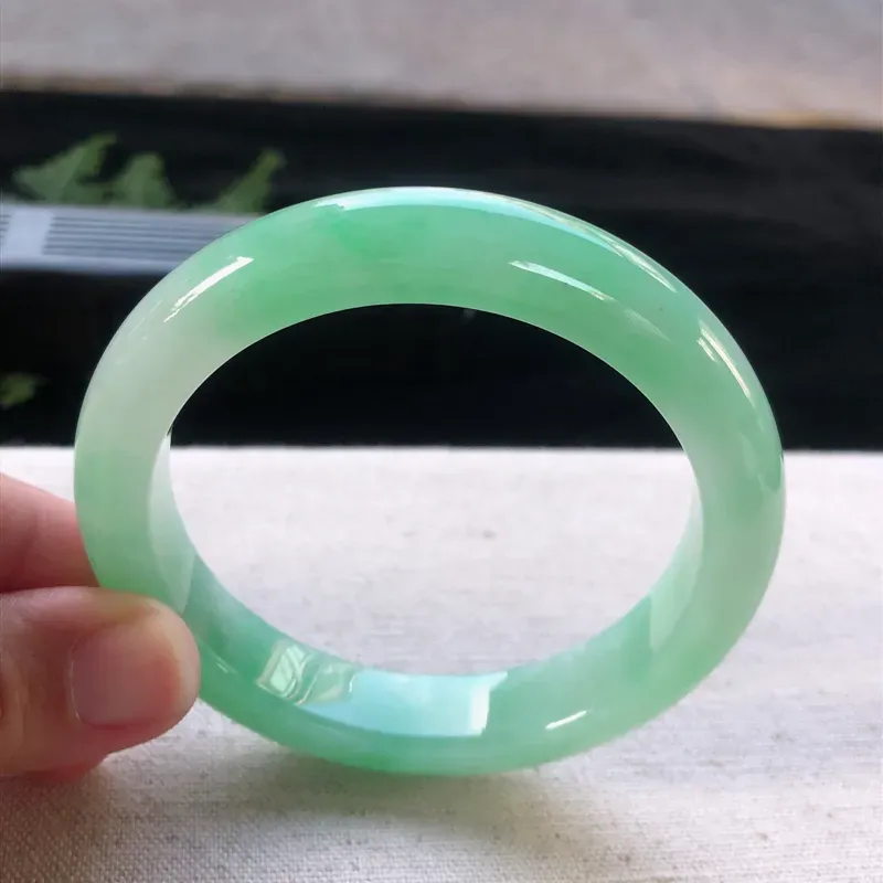 【天然翡翠正圈玉手镯,水润满色,玉质润,品相好,优雅瞩目,尺寸圈口57.5/12/8.9 ,】图1