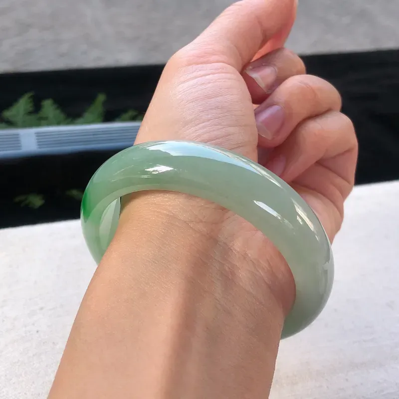 【天然翡翠正圈玉手镯,水润飘阳绿,玉质润,品相好,优雅瞩目,尺寸圈口 55.5/14.4/7.8 ,】图7