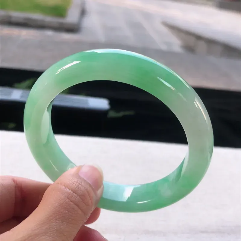 【天然翡翠正圈玉手镯,水润满色,玉质润,品相好,优雅瞩目,尺寸圈口57.5/12/8.9 ,】图3