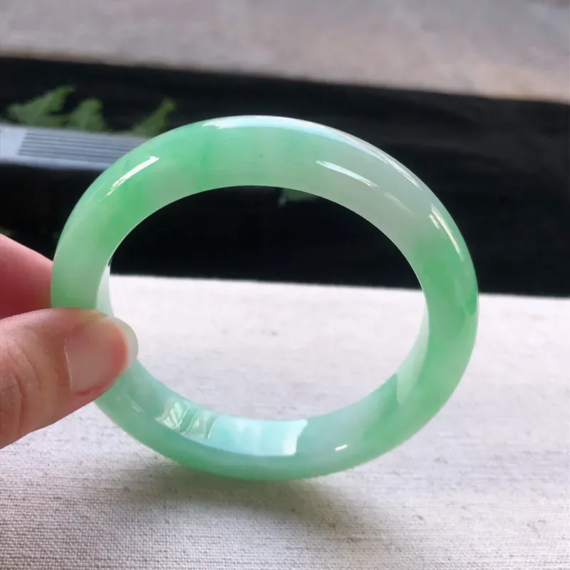 【天然翡翠正圈玉手镯,水润满色,玉质润,品相好,优雅瞩目,尺寸圈口57.5/12/8.9 ,】图4