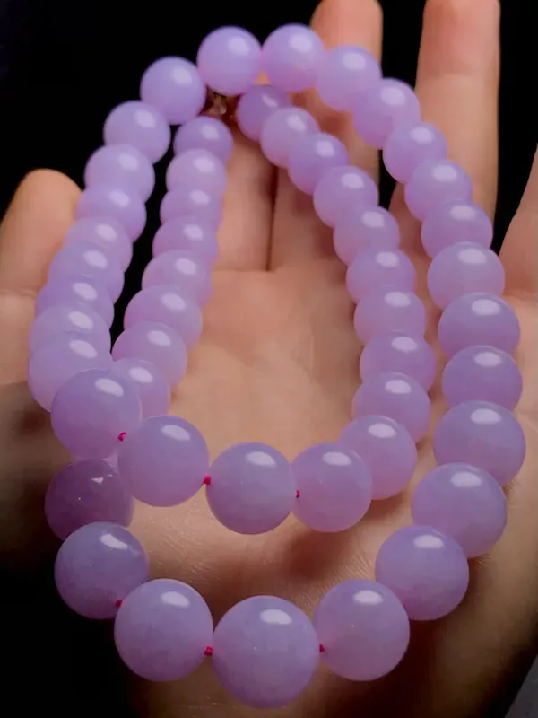 冰紫珠链项链，
直径11.6-12.8mm，
50粒玉珠，
18K金伴天然钻石+粉色蓝宝石镶嵌，
总长600mm，