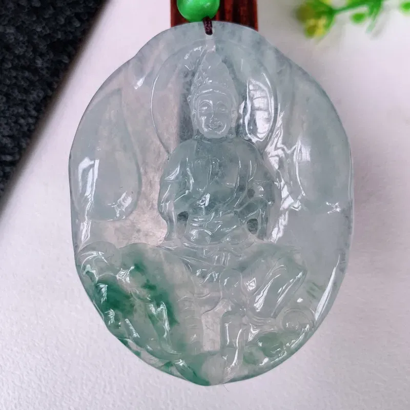 冰润精雕飘花普贤观音菩萨吊坠 精雕普贤菩萨，五官端正威严，刻画精细，坐骑大象憨厚可爱，强壮有力，是生肖属龙  属蛇的守护神  保佑平安无事，心想事成  （顶珠为饰珠）W36  尺寸：49-38.5-6.2mm#*