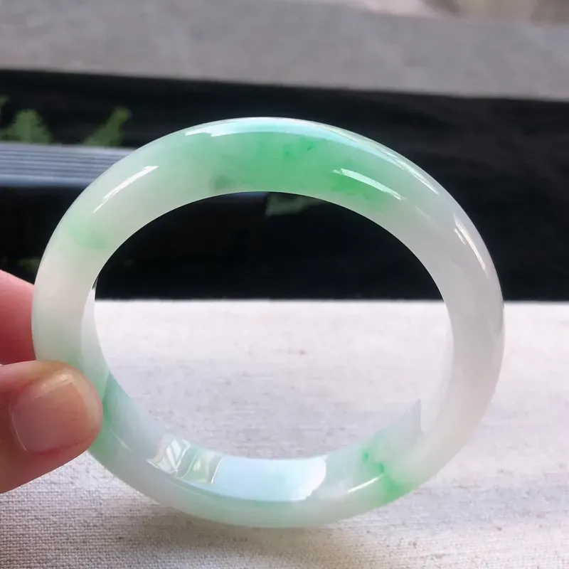 【天然翡翠正圈玉手镯,水润飘绿,玉质润,品相好,优雅瞩目,尺寸圈口58.2/12.5/8.6 ,纹】图8