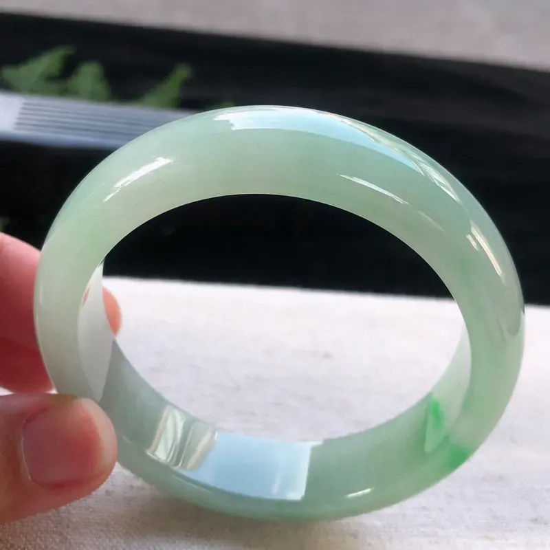 【天然翡翠正圈玉手镯,水润飘阳绿,玉质润,品相好,优雅瞩目,尺寸圈口 55.5/14.4/7.8 ,】图1