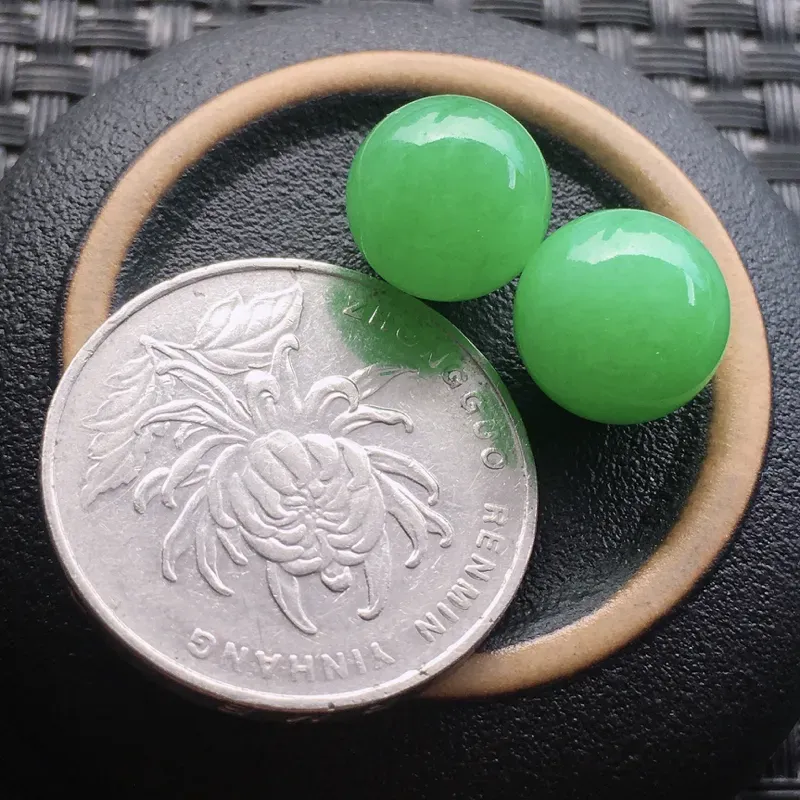 #自然光实拍# 圆珠一对无孔 玉质细腻，种老起胶，种水好。尺寸:10.7毫米，11毫米