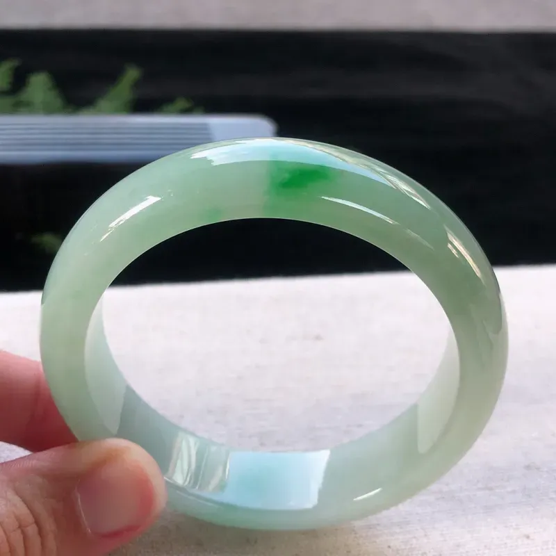 【天然翡翠正圈玉手镯,水润飘阳绿,玉质润,品相好,优雅瞩目,尺寸圈口 55.5/14.4/7.8 ,】图3