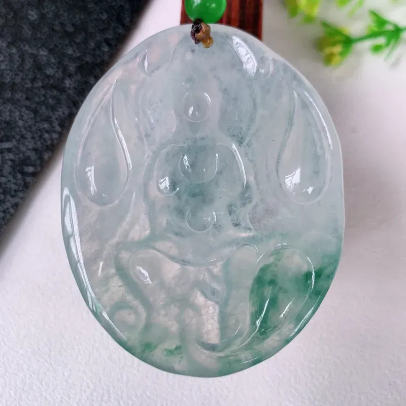 冰润精雕飘花普贤观音菩萨吊坠 精雕普贤菩萨，五官端正威严，刻画精细，坐骑大象憨厚可爱，强壮有力，是生肖属龙  属蛇的守护神  保佑平安无事，心想事成  （顶珠为饰珠）W36  尺寸：49-38.5-6.2mm#*