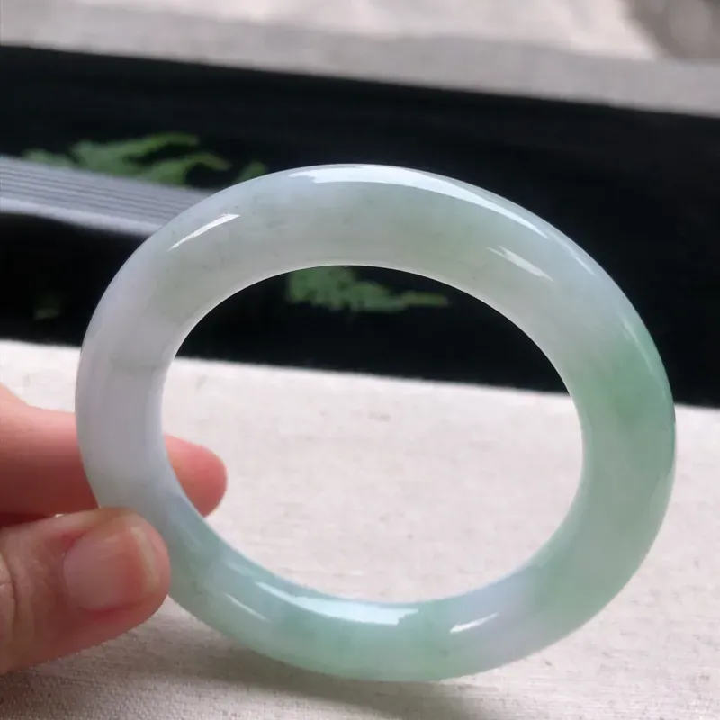 【正圈56-57 ,天然翡翠正圈玉手镯,春带彩水润,玉质润,品相好,优雅瞩目,尺寸圈口 56.1/11.2】图4