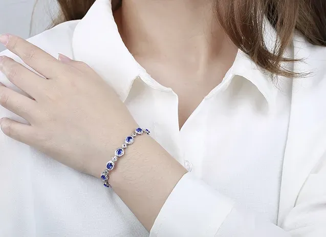 【18k金镶矢车菊蓝宝石手链 宝石参数:5.55+0.08ct 配石:钻石356颗,总重8.23克,链长:17cm】图3