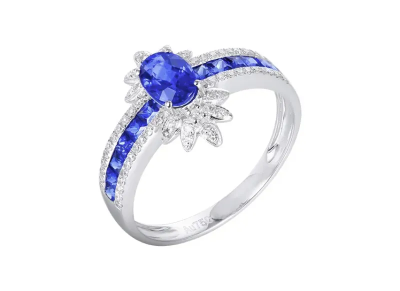 【18k金镶皇家蓝蓝宝石戒指 宝石参数:0.72+0.46ct 配石:钻石70颗,总重2.38克,圈口:14号(可改圈)】图4