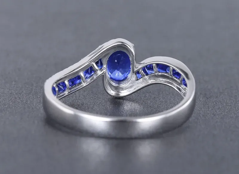 【18k金镶蓝宝石戒指 宝石参数:0.67+0.65ct 配石:钻石34颗,总重2.13克,圈口:14号(可改圈)】图2