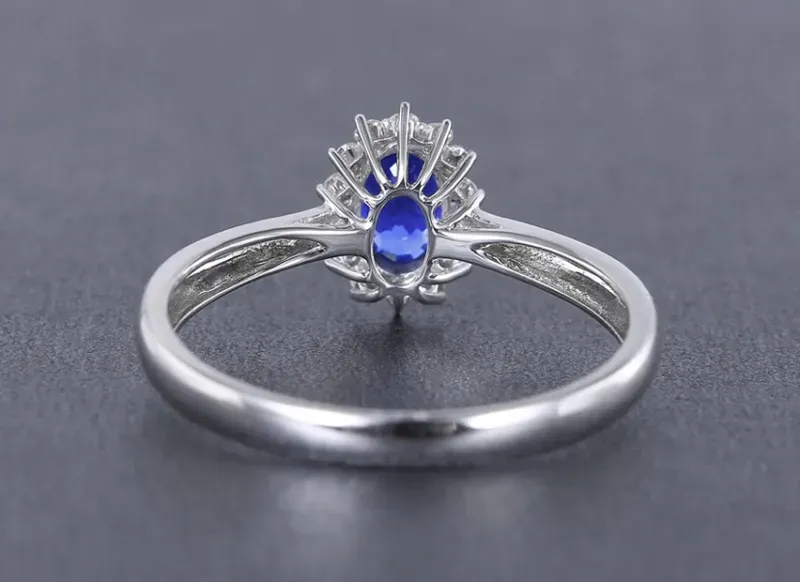 【18k金镶蓝宝石戒指 宝石参数:0.58ct 配石:钻石14颗,总重1.92克,圈口:13.5号(可改圈)】图2