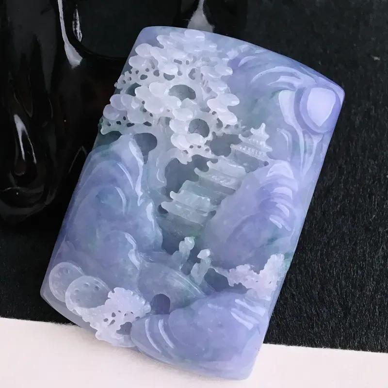 水润紫罗兰山水牌挂件  尺寸55.5*39*9.3mm  水头好，料子细腻，雕工栩栩如生