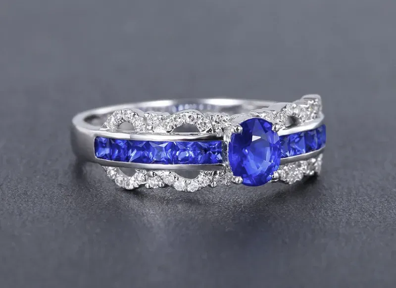 【18k金镶蓝宝石戒指 宝石参数:0.58+0.57ct 配石:钻石40颗,总重2.44克,圈口:13.5号(可改圈)】图1