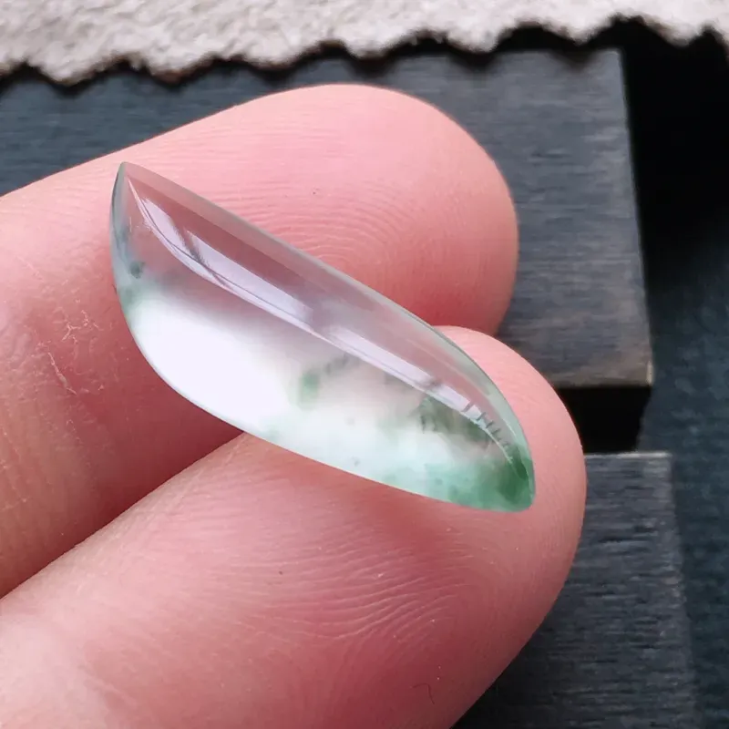 高冰种水滴，飘彩，自然光实拍，缅甸a货翡翠，种好通透，水润玉质细腻，雕刻精细，饱满品相佳。