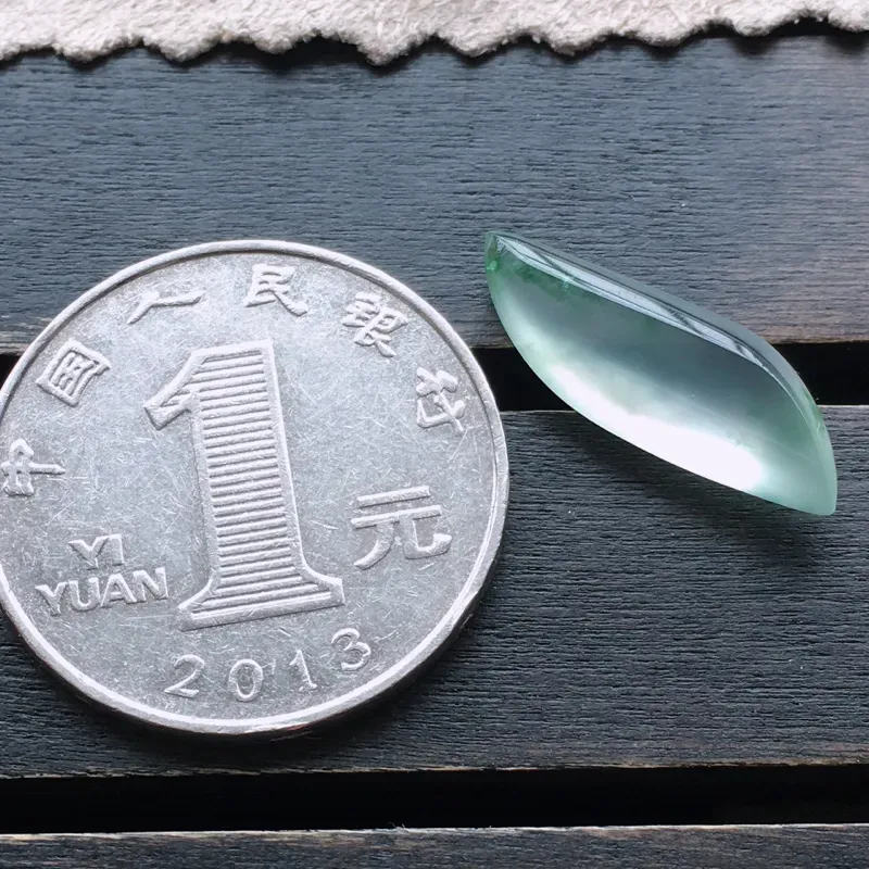 高冰种水滴，飘彩，自然光实拍，缅甸a货翡翠，种好通透，水润玉质细腻，雕刻精细，饱满品相佳。