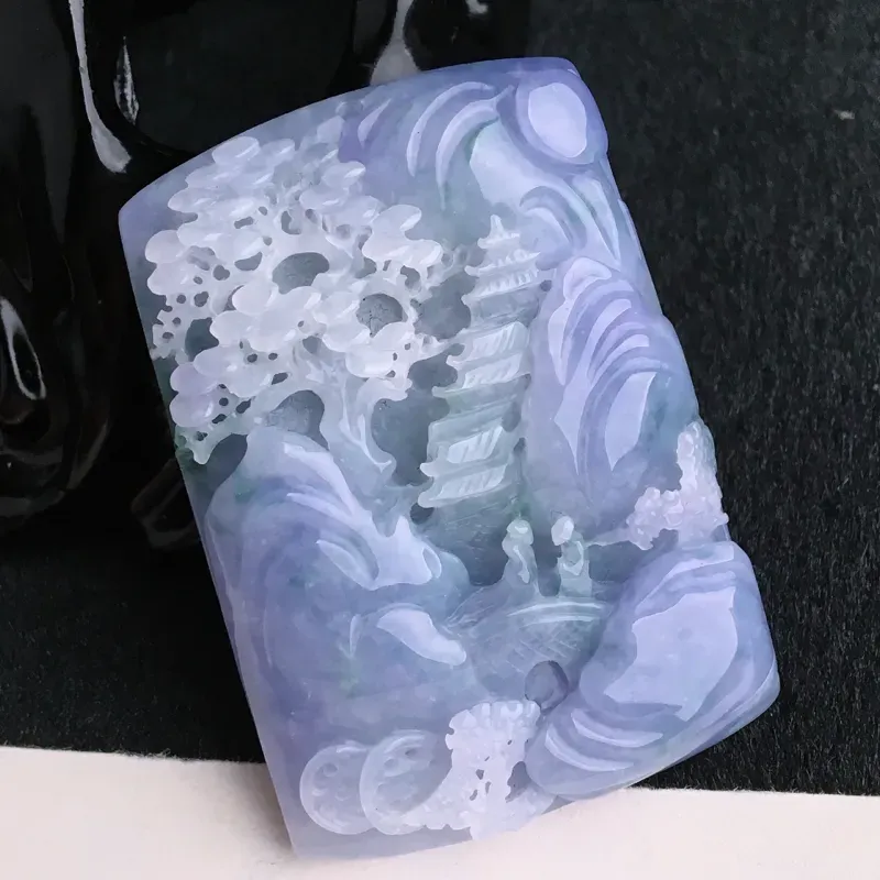 水润紫罗兰山水牌挂件  尺寸55.5*39*9.3mm  水头好，料子细腻，雕工栩栩如生