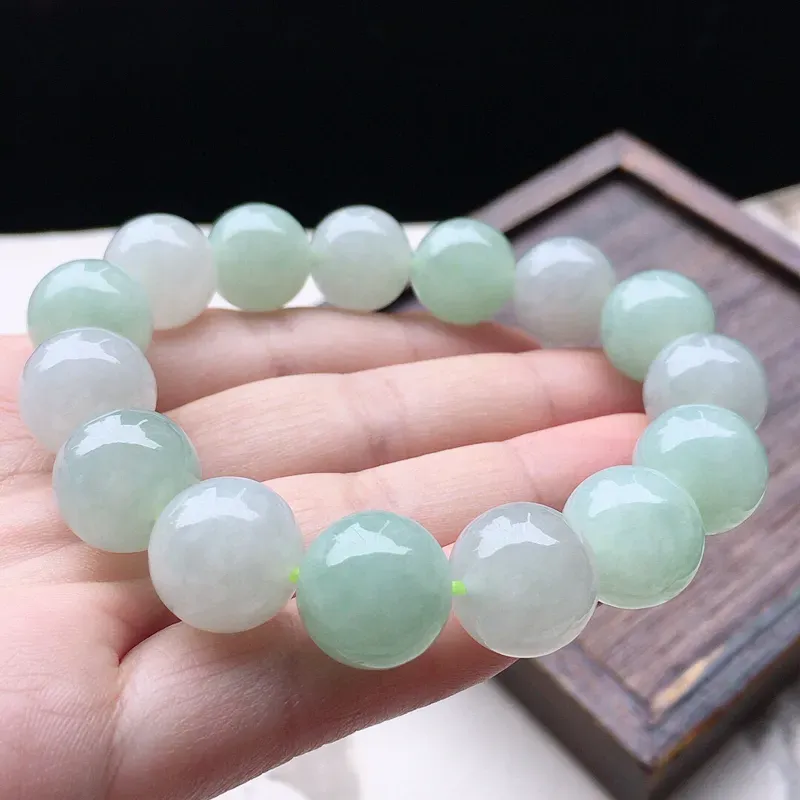 翡翠圆珠手串，玉质莹润，佩戴佳品，尺寸：13.2mm，重60.90克