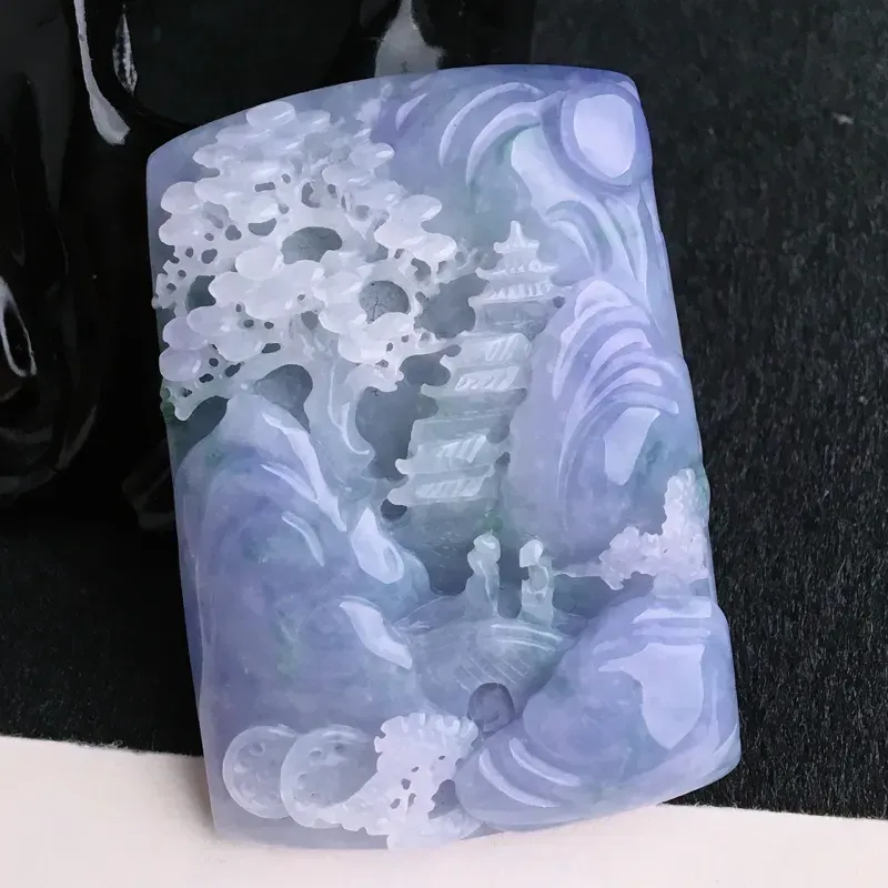 水润紫罗兰山水牌挂件  尺寸55.5*39*9.3mm  水头好，料子细腻，雕工栩栩如生