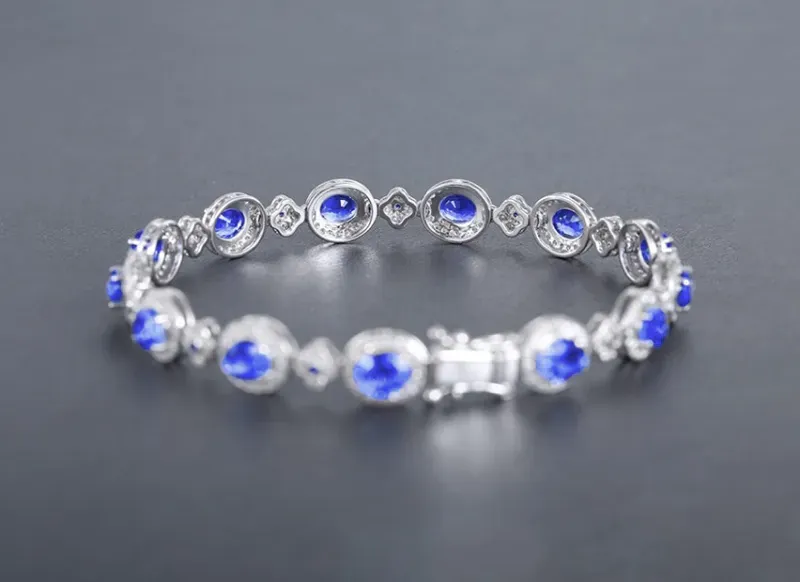 【18k金镶矢车菊蓝宝石手链 宝石参数:5.55+0.08ct 配石:钻石356颗,总重8.23克,链长:17cm】图2