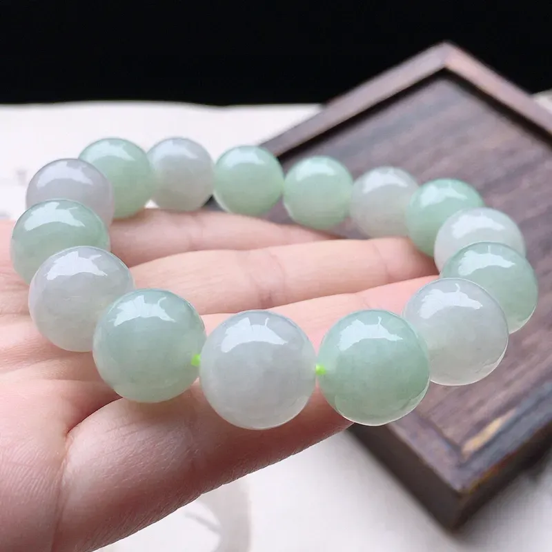 翡翠圆珠手串，玉质莹润，佩戴佳品，尺寸：13.2mm，重60.90克