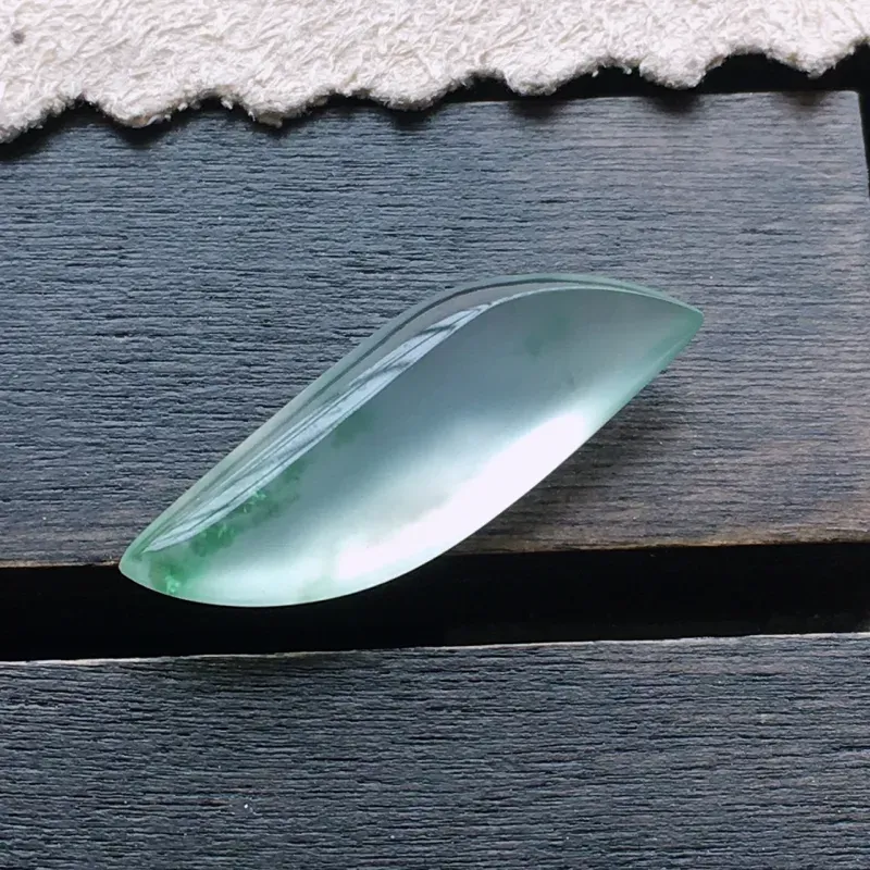 高冰种水滴，飘彩，自然光实拍，缅甸a货翡翠，种好通透，水润玉质细腻，雕刻精细，饱满品相佳。