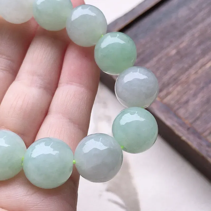 翡翠圆珠手串，玉质莹润，佩戴佳品，尺寸：13.2mm，重60.90克