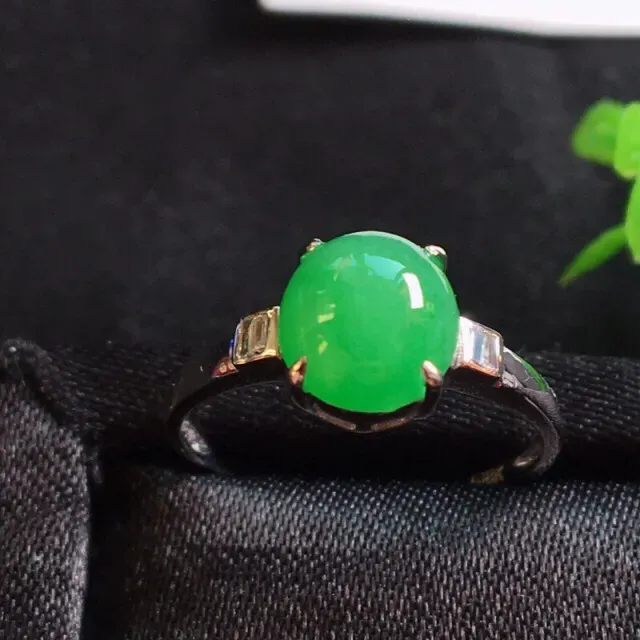 【值得推荐】好漂亮的绿旦戒指，18k金伴靓钻镶嵌，尺寸8.1*7.6*7.0mm，非常大气，简约美耐看，送礼或自留佳选，值得拥有．