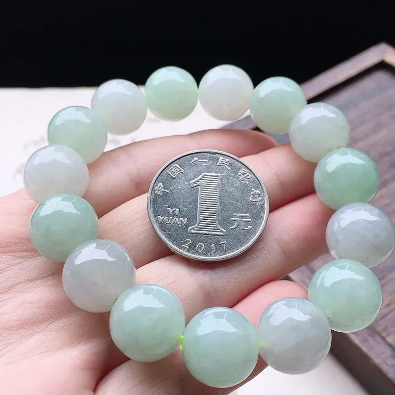 翡翠圆珠手串，玉质莹润，佩戴佳品，尺寸：13.2mm，重60.90克