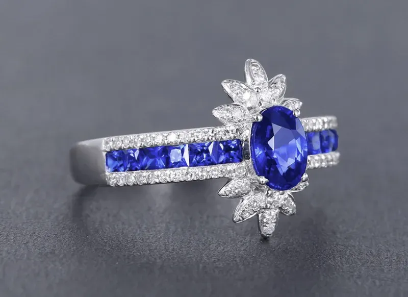 【18k金镶皇家蓝蓝宝石戒指 宝石参数:0.72+0.46ct 配石:钻石70颗,总重2.38克,圈口:14号(可改圈)】图1