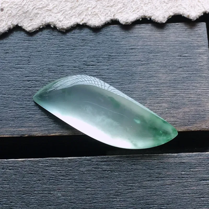 高冰种水滴，飘彩，自然光实拍，缅甸a货翡翠，种好通透，水润玉质细腻，雕刻精细，饱满品相佳。