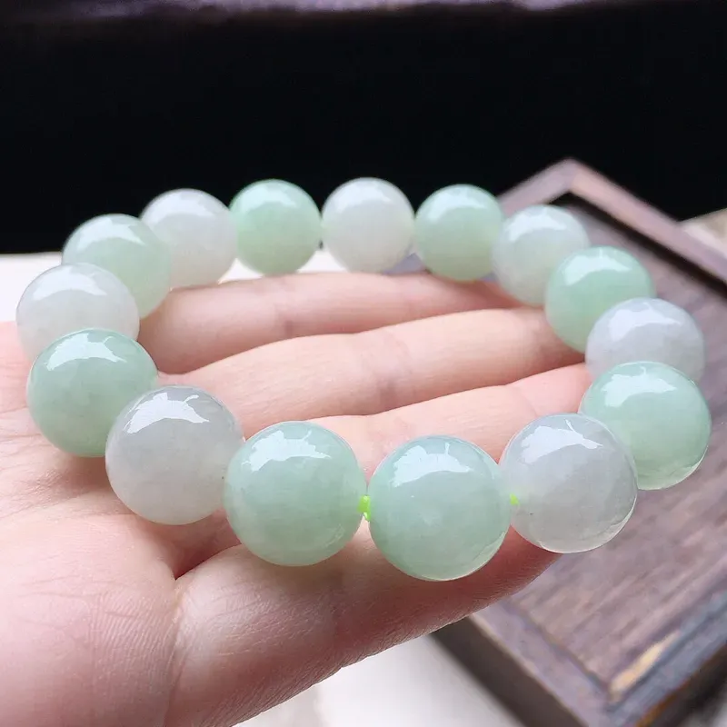 翡翠圆珠手串，玉质莹润，佩戴佳品，尺寸：13.2mm，重60.90克