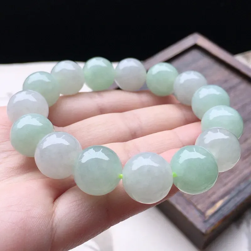 翡翠圆珠手串，玉质莹润，佩戴佳品，尺寸：13.2mm，重60.90克