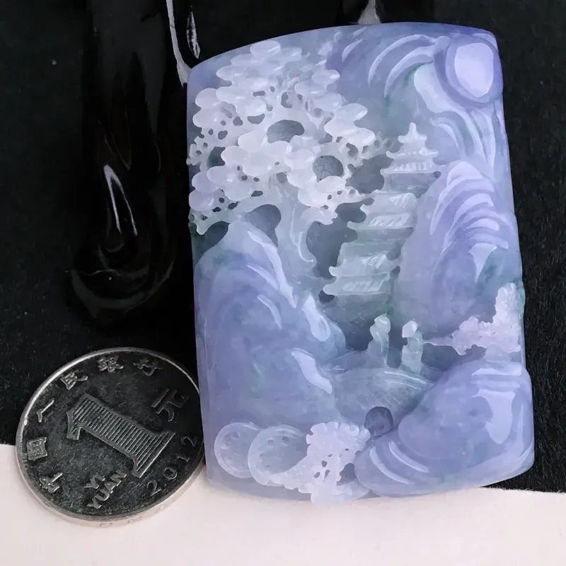 水润紫罗兰山水牌挂件  尺寸55.5*39*9.3mm  水头好，料子细腻，雕工栩栩如生